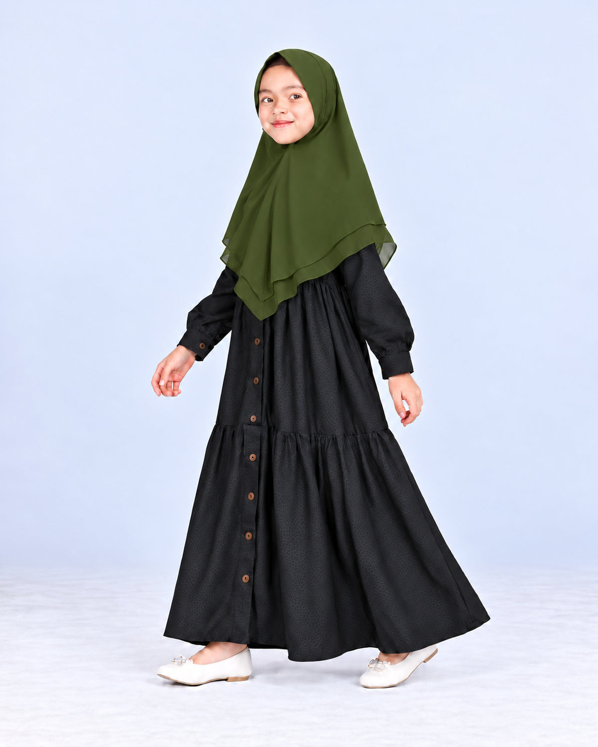 Khimar Wardah Kids Army gedragen door een meisje - Hijab Heela