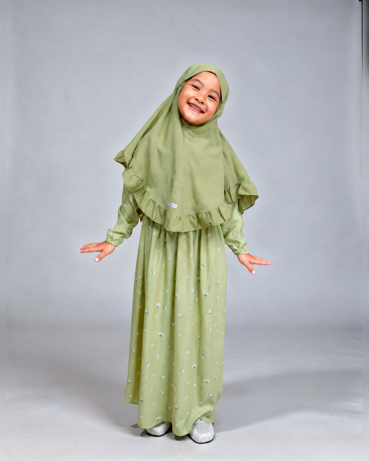 Abaya Semi voor meisjes ā Green op model zonder watermerk ā Hijab Heela