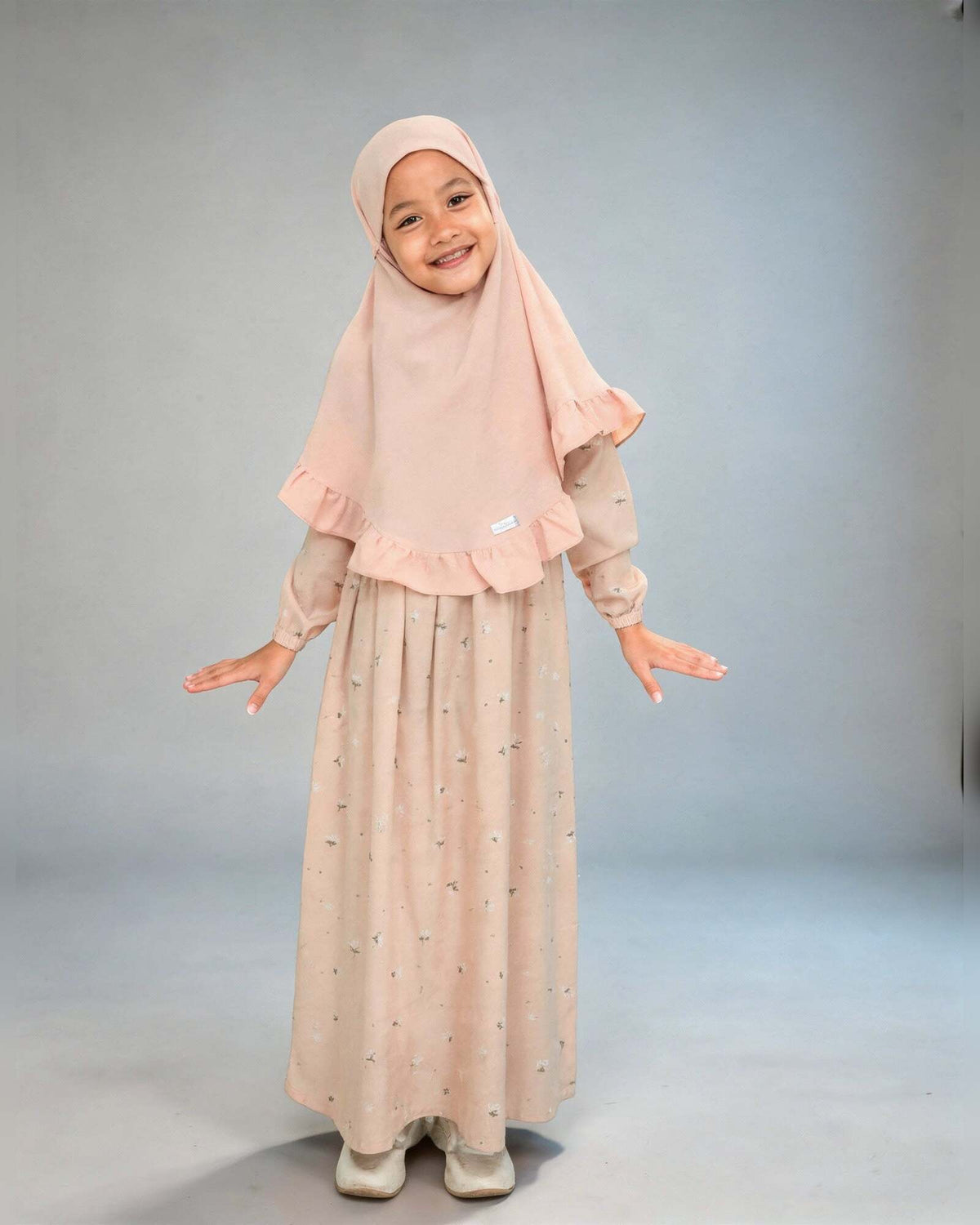 Abaya Semi voor meisjes ā Light Brown op model ā Hijab Heela