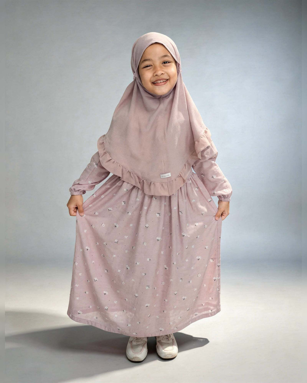 Abaya Semi voor meisjes ā Light Purple op model ā Hijab Heela