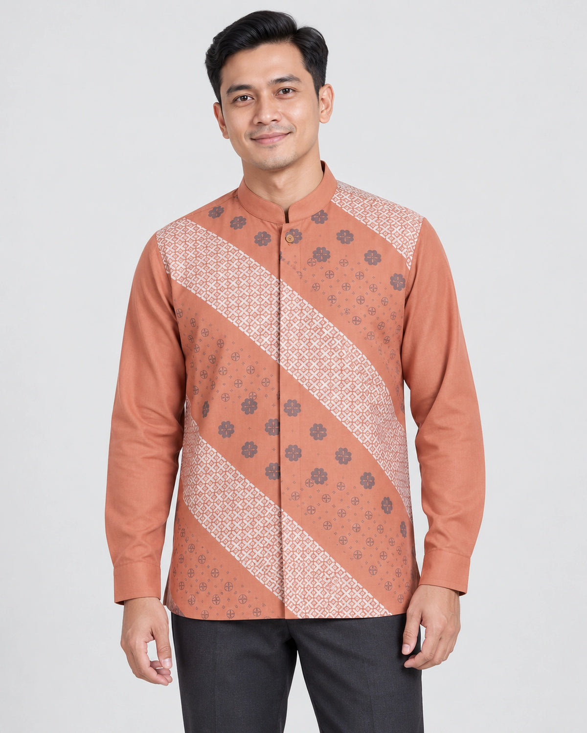 Herenkleding Batik kurkuma lange mouw op mannelijk model