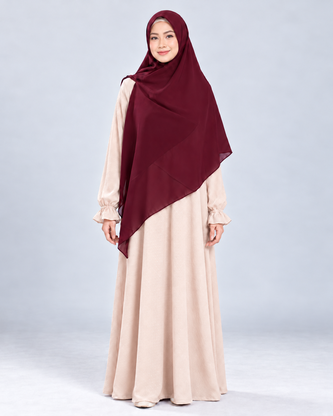 Khimar Ayesha Zipper Square Maroon, maat L op model met Abaya Belva Cream
