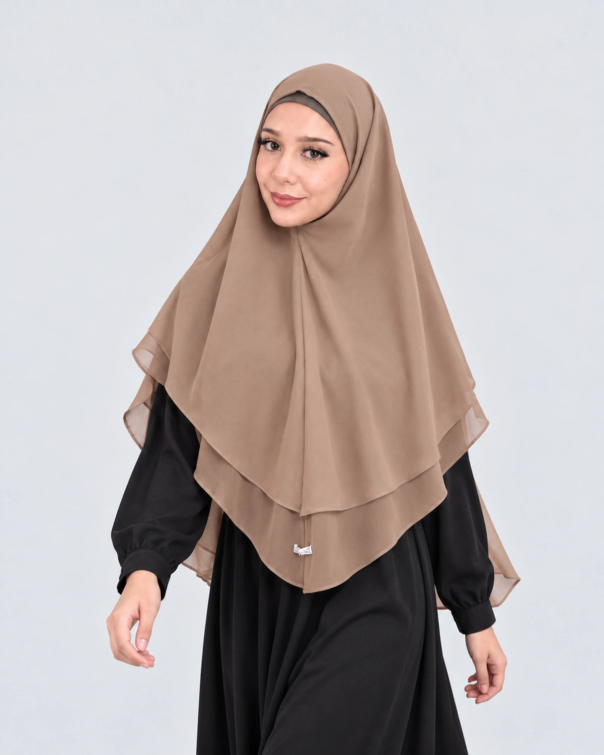 Khimar Dames Gaya cappuccino, damesmodel in andere pose, studiofoto