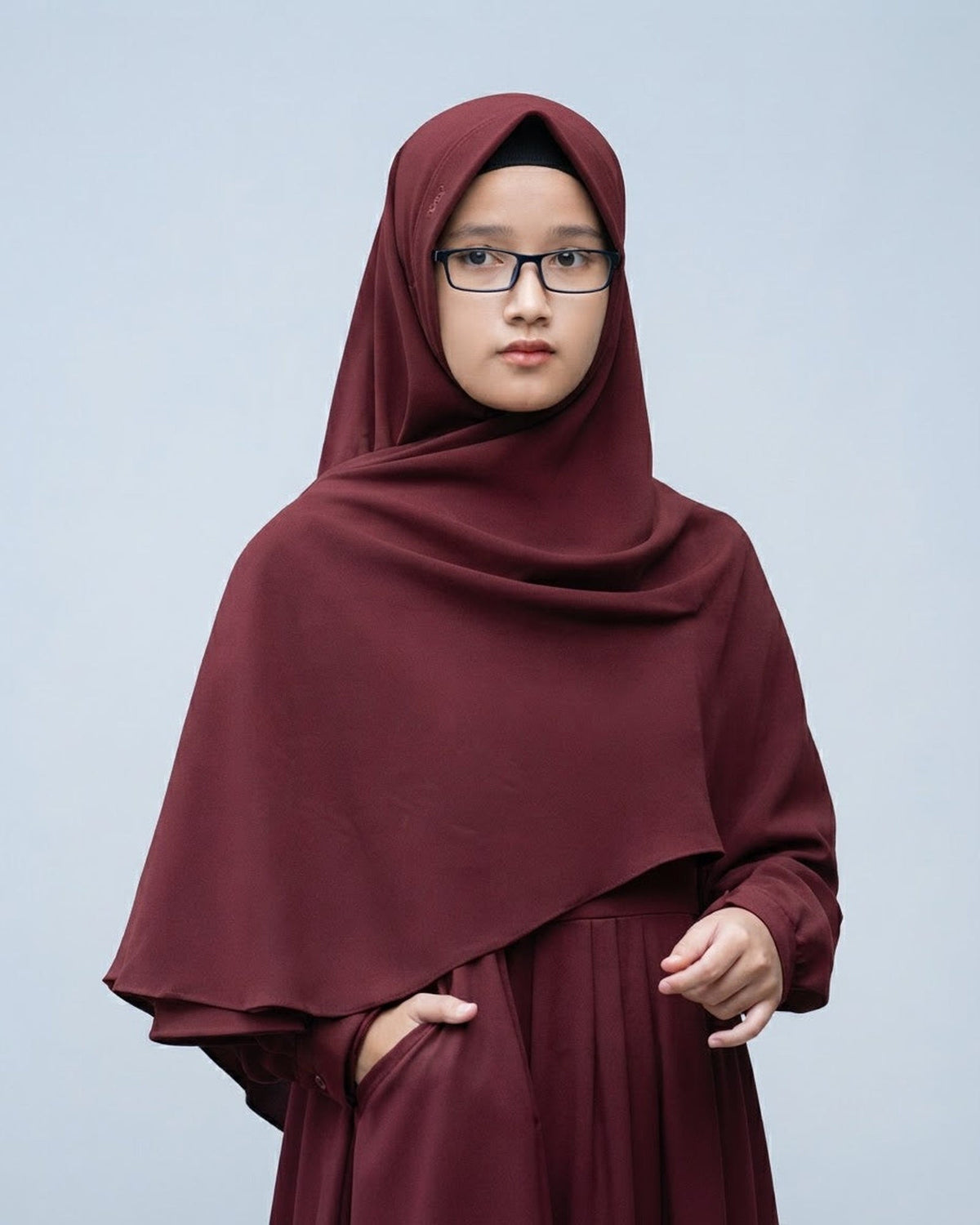 Khimar Hari zonder kapje ā maroon op model; abaya apart verkrijgbaar ā Hijab Heela