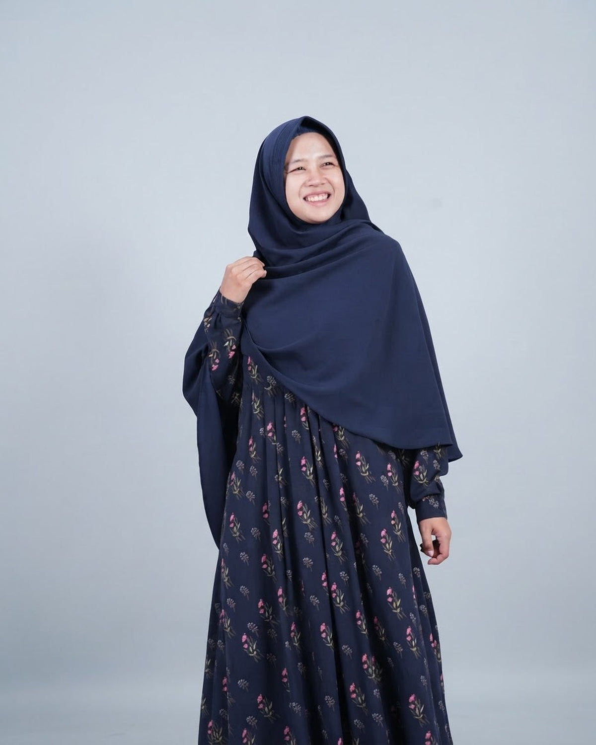 Khimar Hari zonder kapje ā navy op model; abaya apart verkrijgbaar ā Hijab Heela