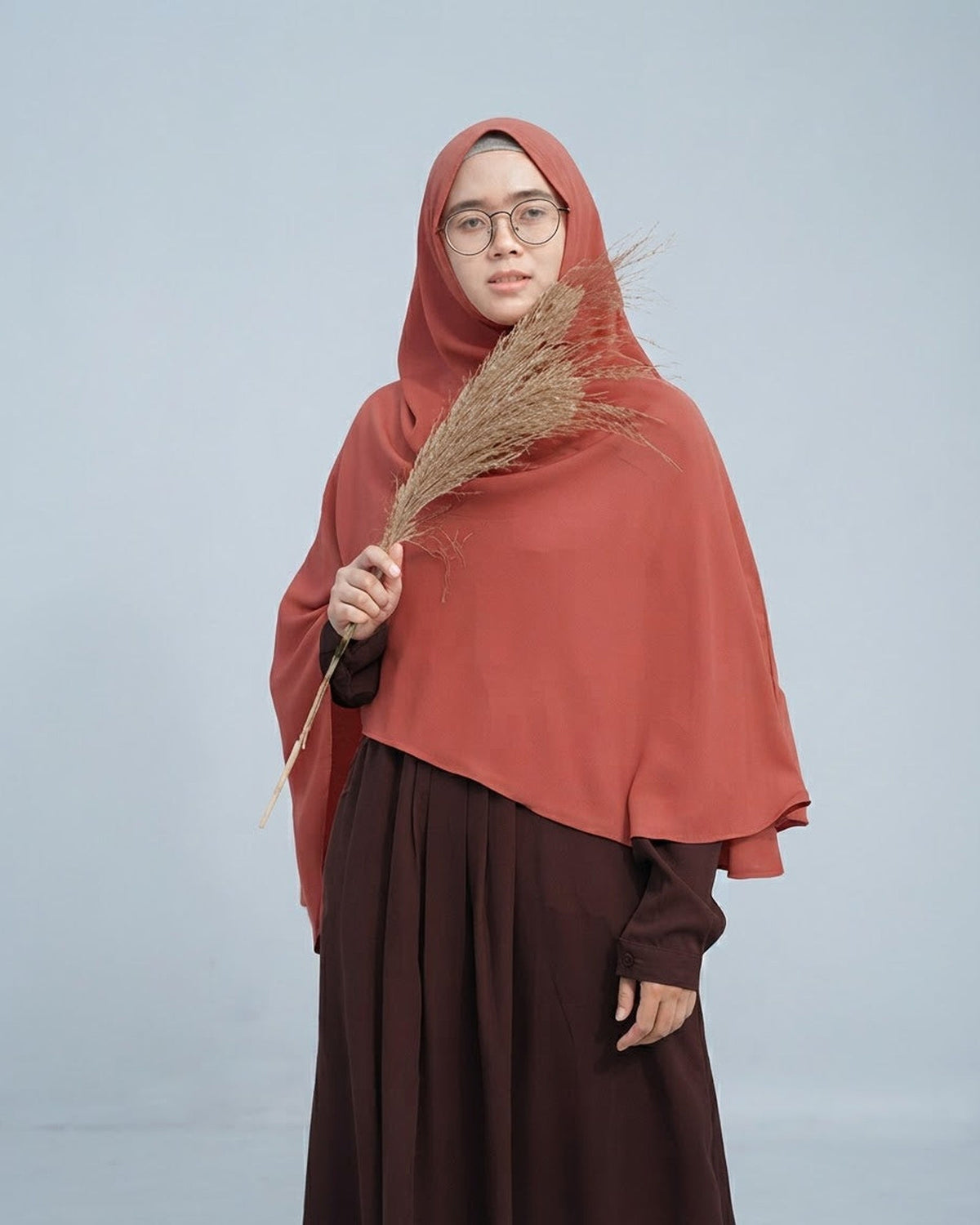 Khimar Hari zonder kapje ā red ginger op model; abaya apart verkrijgbaar ā Hijab Heela
