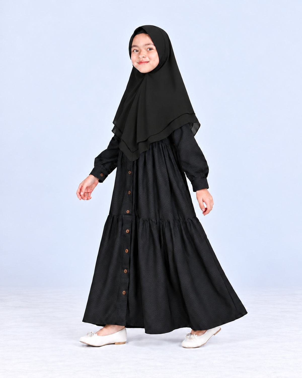 Khimar Wardah Kids Black gedragen door een meisje - Hijab Heela
