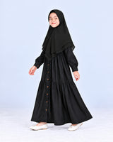 Khimar Wardah Kids Black gedragen door een meisje - Hijab Heela