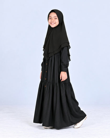 Khimar Wardah Kids Black gedragen door een meisje - Hijab Heela