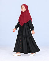 Khimar Wardah Kids Maroon gedragen door een meisje - Hijab Heela