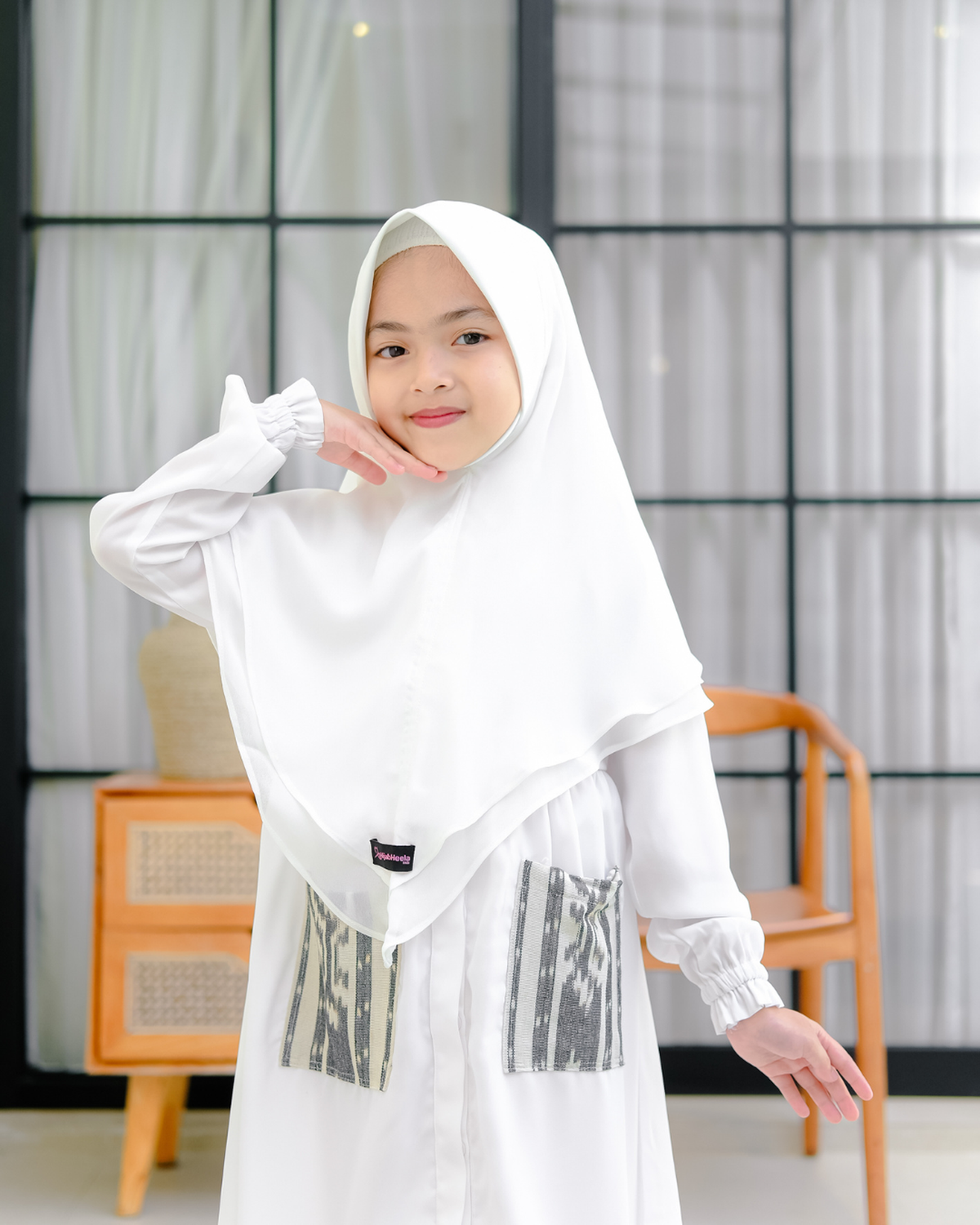 Khimar Wardah Kids White - Pose Tangan - Hijab Heela