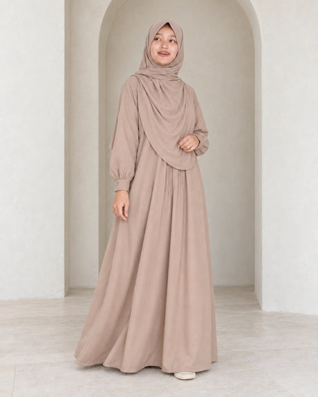 Abaya Eida Milo met Pasmina Oval Milo – model – Hijab Heela