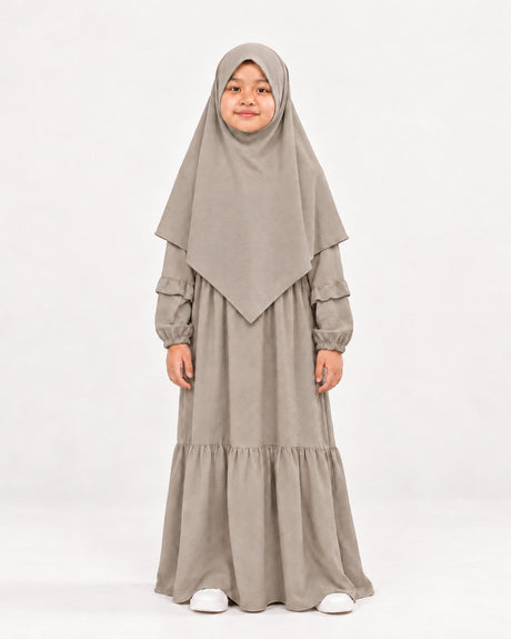 Abaya Saskia voor meisjes in light grey – model met langere puntvormige hijab, hijab niet inbegrepen – Hijabheela