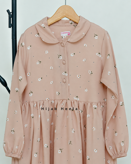 Abaya Semi – detail kraag en knoopsluiting – Hijab Heela
