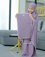 Kindermodel in lila khimar