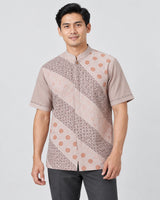 Herenkleding Batik hazelnoot korte mouw op mannelijk model