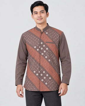 Herenkleding Batik kruidnagel lange mouw op mannelijk model
