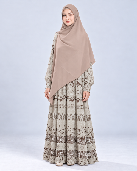 Khimar Ayesha Zipper Square Shavanila, maat L op model met Abaya Maleka Light Green