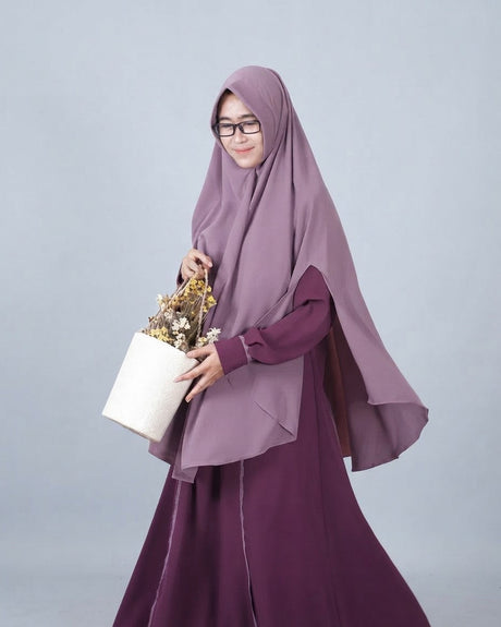 Khimar Dhuha zonder kapje – soft lilac op model; abaya apart verkrijgbaar – Hijab Heela