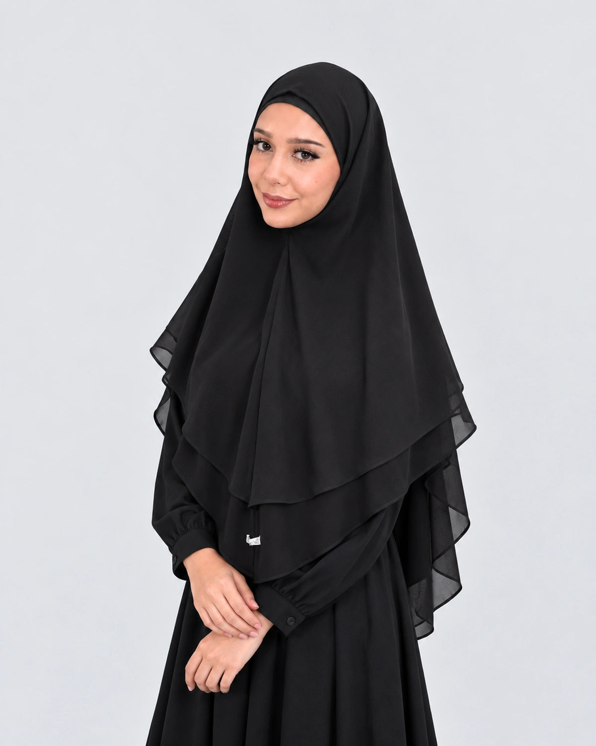 Khimar Dames Gaya black, damesmodel in andere pose, studiofoto
