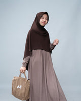 Khimar Hari zonder kapje – dark brown op model; abaya apart verkrijgbaar – Hijab Heela