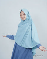 Khimar Hari zonder kapje – light blue op model; abaya apart verkrijgbaar – Hijab Heela