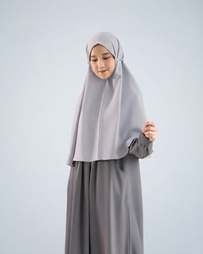 Khimar Dirumah Aja in Light Grey op model; abaya apart verkrijgbaar – Hijab Heela
