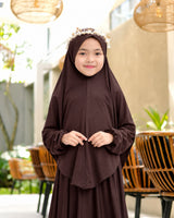 Khimar Sherly New voor meisjes – Dark Chocolate op model – Hijab Heela