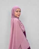 Pasmina Jersey Alika - dusty pink model zijaanzicht