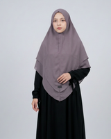 AI-visualisatie van Aliyah-khimar in Dark Orchide, vooraanzicht met zwarte abaya. Abaya apart verkrijgbaar.
