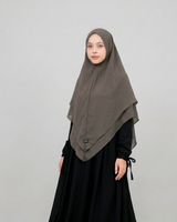 AI-visualisatie van Aliyah-khimar in Expresso, schuin vooraanzicht met zwarte abaya. Abaya apart verkrijgbaar.